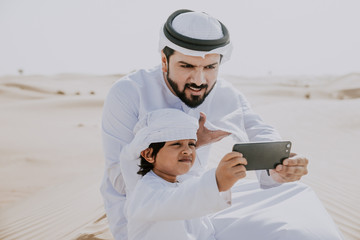 Fototapeta premium ojciec i syn spędzają czas na pustyni