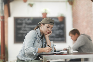 Frau mit Kappe mit Stift 