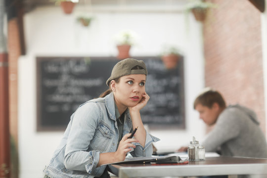 Frau mit Kappe mit Stift 