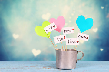 Papierherzen mit wichtigen Worten 