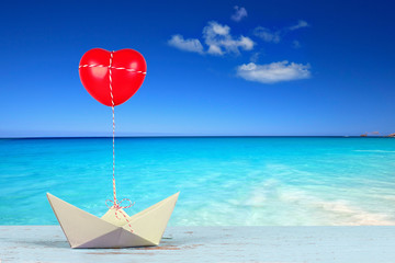 Papierboot mit Herz am Meer