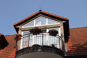 Fototapeta na wymiar Dachgaube mit Balkon