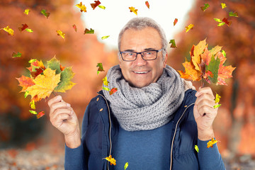 lachender attraktiver Mann im Herbst