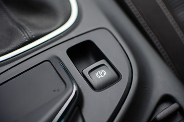 Elektronische Parkbremse im Auto