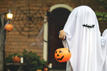 Ghost costume for Halloween party © Rawpixel.com