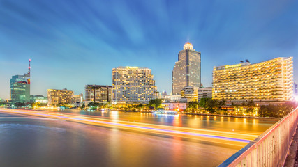 Obraz premium Light trails of boat at taksin bridge, Bangkok, Thailand (Traffic jam on bridge Taksin (Sathorn))