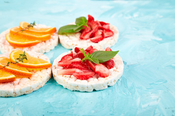 Snack with rice crispbread and fresh fruits