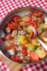 Deftiges Fränkisches Knödlgröstl mit Bratwurst und Ei