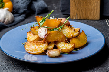 Fried potato with garlic