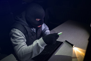 hacker stealing data
