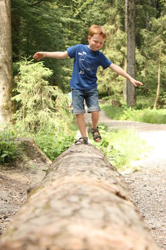 Junge balanciert
