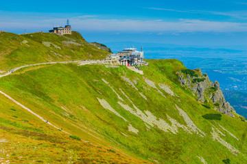 Obraz premium Turyści w pobliżu stacji Kasprowy Wierch Polska atrakcja