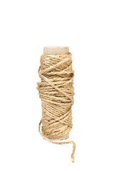Cuerda de esparto sobre fondo blanco aislado. Vista de frente