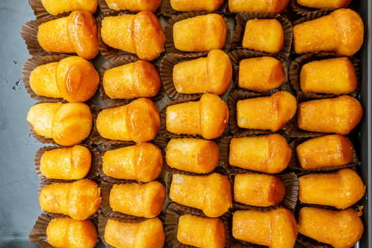 File di piccoli bab&agrave; allineati 