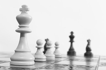 Scacchi fotografati su una scacchiera