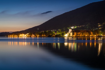 Fototapeta premium Wieczór nad jeziorem Tegernsee w Alpach w Niemczech