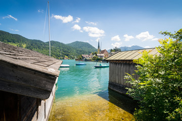 Naklejka premium Tegernsee in den Alpen an einem Tag im Sommer