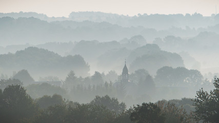 Dorf im Nebel