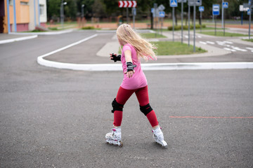 Fototapeta na wymiar active lifestyle in a modern city - active lifestyle in a modern city - stylish girl roller-blading in a stadium