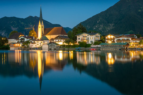 Tegernsee mit Alpen in Deutschland bei Nacht