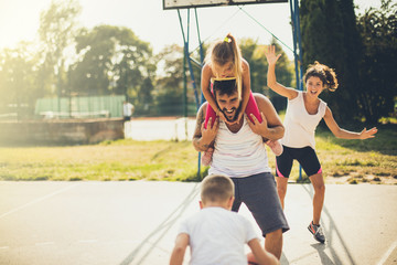 Naklejka premium Family playing basketball together.