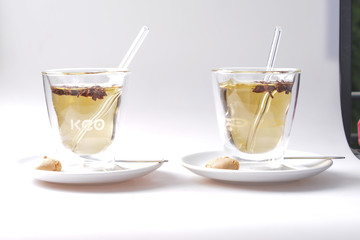 Teeglas mit Glasrührstäbchen