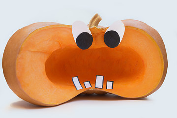 Grimmiges K&uuml;rbisgesicht in einem ausgeh&ouml;hlten K&uuml;rbis, Halloween-Dekoration