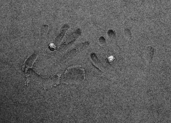 just married rings in the sand