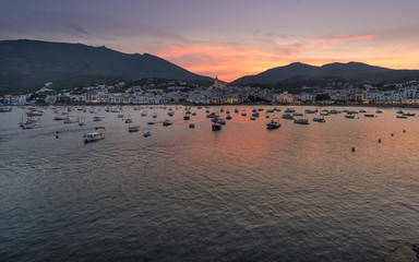 Vista del pueblo de Cadaqués al anochecer con el mar en calma, Costa Brava, Cataluña.España
