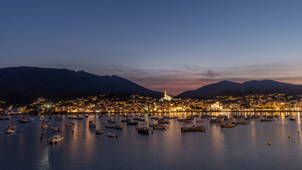 Vista del pueblo de Cadaqués al anochecer con el mar en calma, Costa Brava, Cataluña.España