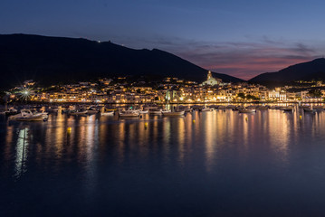 Fototapeta premium Crespusculo y vista nocturna de Cadaqués, Alt Empordan, Cataluña, España