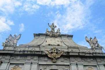 Obraz premium Alba Iulia, Rumunia - 6 sierpnia 2017: Cytadela forteca Alba Carolina, fragment dziedzińca w pobliżu trzeciej bramy