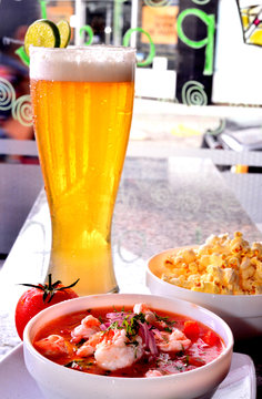 ceviche de camar&oacute;n y cerveza