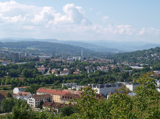 Obraz premium Vue sur la ville de Lörrach en Allemagne du sud depuis les collines de Tullingen.