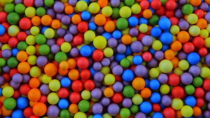 Bolas coloridas. Muchas bolitas de todos los colores para utilizar de fondo