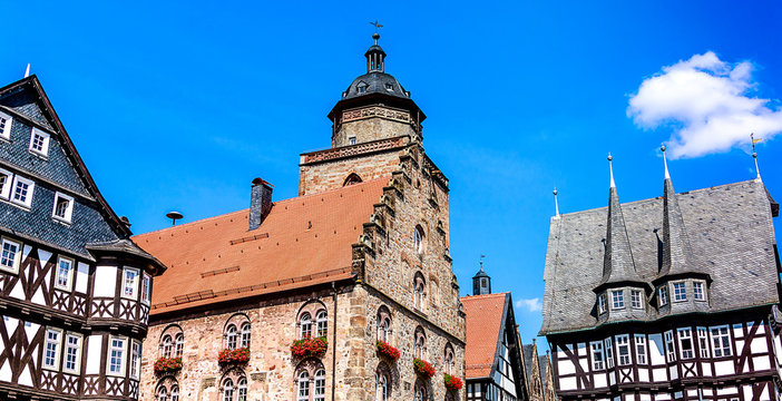 Alsfeld in Hessen - Historische mittelalterliche Geb&auml;ude  am Marktplatz - Weinhaus (1538) und Rathaus (1512 -1516).