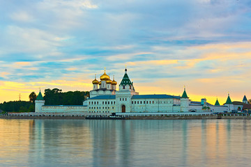 Obraz premium Ipatievsky monastery at sunset in the summer. Kostroma, Russia.