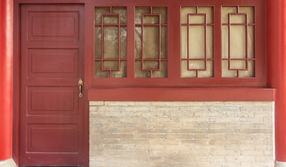 Fototapeta na wymiar traditional Chinese style wooden door.