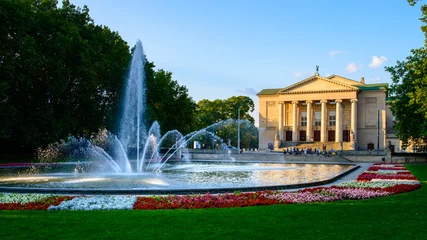 Photo sur Plexiglas Théâtre Grand Théâtre - opéra néoclassique situé à Poznań, Pologne - dans les rayons du soleil couchant