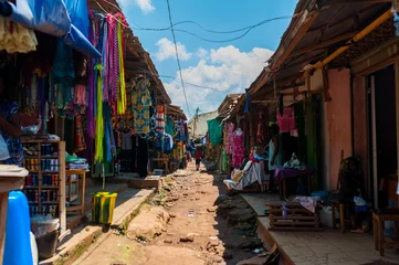Fotobehang uitzicht op de kleurrijke openluchtmarkt in doula cameroun tijdens een zonnige dag met traditionele kleding © davide bonaldo