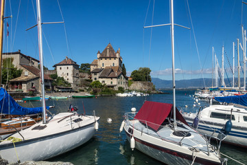 Port de plaisance d' Yvoire , Lac Léman , avec son Château en Haute-Savoie