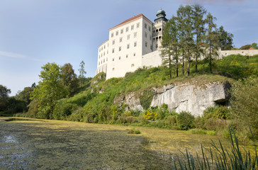Fototapeta na wymiar Renesansowy zamek w Pieskowej Skale położony w Ojcowskim Parku Narodowym