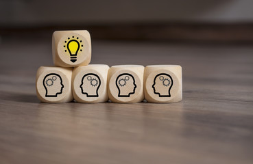 Würfel mit Idee Glühbirne Teamwork