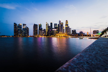 Vistas nocturnas del dowton y Marina Bay Sands en Singapore.