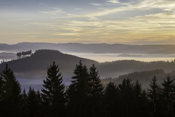 Sonnenaufgang über Bergen im Sauerland