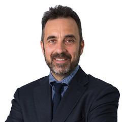uomo d'affari con barba e vestito elegante, cravatta e vestito blu, capelli neri e occhi verdi