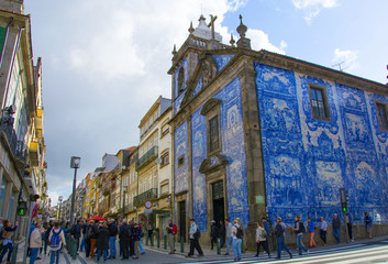 Porto,Portugal-28/04/2018:Capela das Almas,Chapel of Souls,or Santa Catarina's Chapel,the church of Porto famous for its azulejos,the typical Portuguese ornament of glazed and decorated ceramic tiles - obrazy, fototapety, plakaty