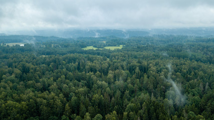 Obraz premium obraz drona. widok z lotu ptaka na tereny wiejskie z polami i lasami. teksturowane tło