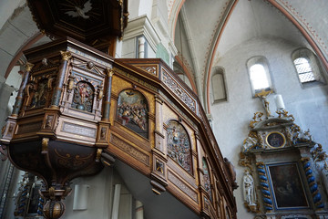 Naklejka premium Kanzel mit Holzschnitzerei Jakobikirche Goslar
