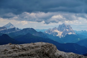 Fototapeta premium Dunkle Wolken über den Bergen